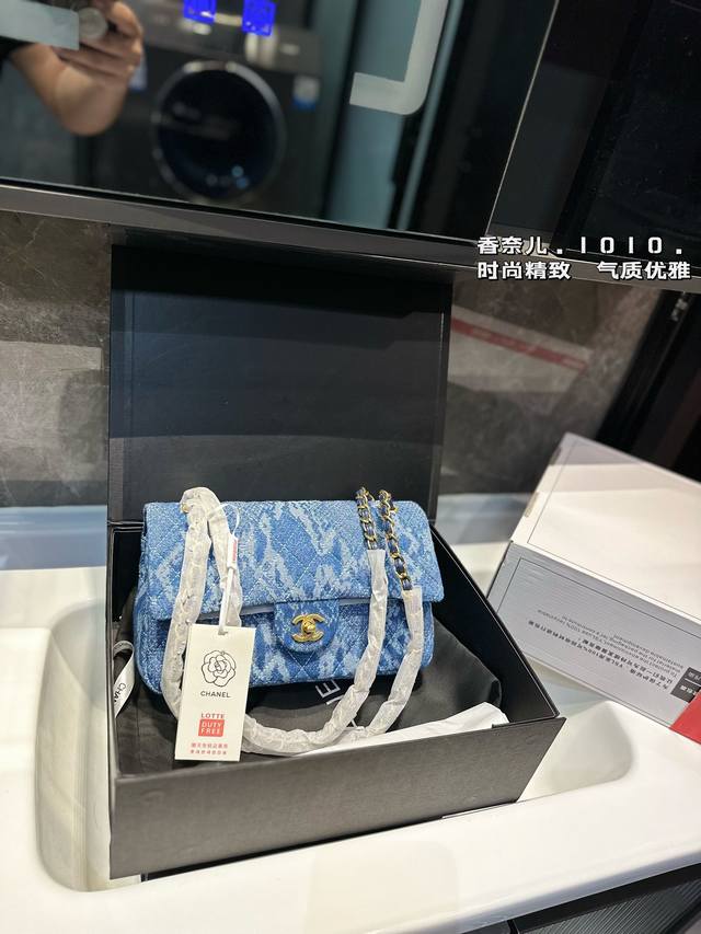 Cf Chane*-Cf经典之最 四季必备的原单系列“女神包”名媛超爱时尚宠儿拥有超久历史女人们的挚爱法宝 简约优雅凸显气质不论单肩手提斜挎都展示其特立独行的一