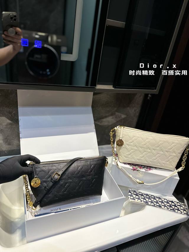 礼盒包装 Diorstar Hobo 链条手袋 白色皮压 #3202 采用白色牛皮精心制作，饰以 Graphic 藤格纹图案，以3D 效果的时尚版本全新演绎 口