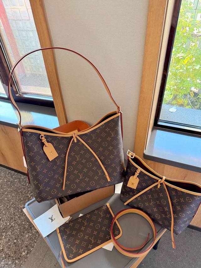 Lv Carryall无论是外观还是实用性都下了功夫的carryall腋下包，自重轻容量大；肩带自由调节长度，腋下包到单肩及腰上身效果都很好看，还配送了一个子母