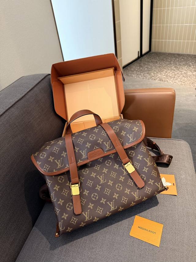 新款邮差双肩包 多种背法 Size：30Cm L家 新款品质邮差双肩 单肩斜挎双肩 每个季节都要推一下！ 因为它太实用！太好看！