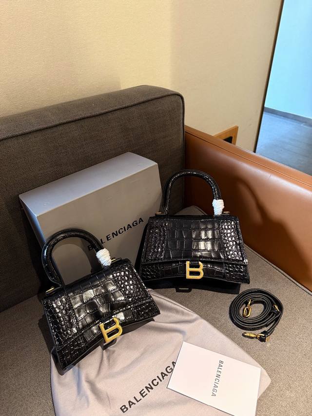 牛皮 折叠礼盒包装 Balenciaga 巴黎世家本季重磅hourglass沙漏包,独特的标志性弧线形状造型极具辨识度,一眼就让人眼前一亮呀超炫酷!表面光滑平整 牛皮 折叠礼盒包装 Balenciaga 巴黎世家本季重磅hourglass沙漏包,独特的标志性弧线形状造型极具辨识度,一眼就让人眼前一亮呀超炫酷!表面光滑平整