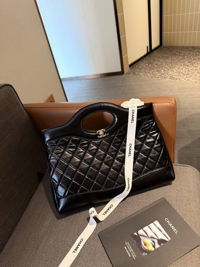香奈儿大号31Bag链条包 作为一款多用途包，可以手拎、腋下、单肩 算是香奈儿经典包型了，真的可以冲！ 尺寸 32Cm