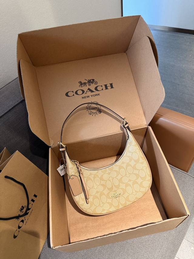 礼盒包装 蔻驰coach Bailey Hobo腋下月亮包 简约不简单 精致高级 可调节的肩带设计以及细节编织处理 复古韵味 细节满满 尺寸27.22