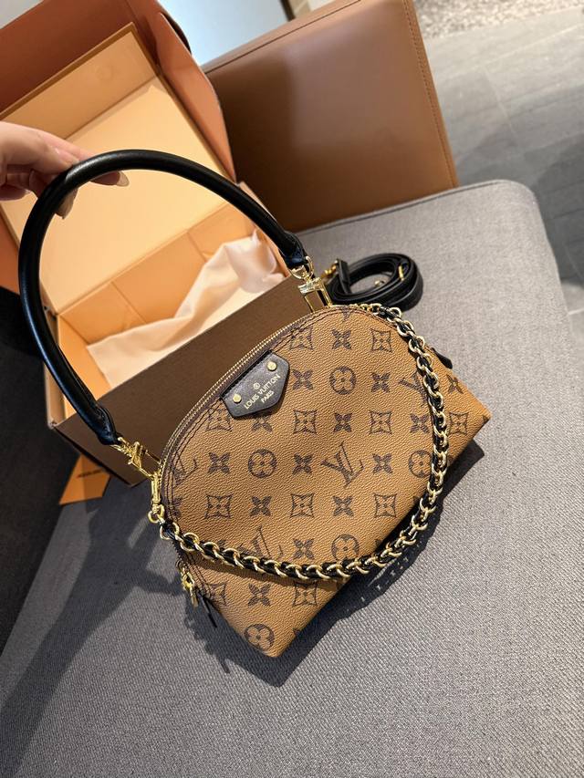 礼盒包装 Lv Alma Bb老花贝壳包 原版高品质 包包这款retiro 手袋以标志性的老花面料制成 经典永恒。优雅低调的外形设计和宽敞的包身更加入了实用性。