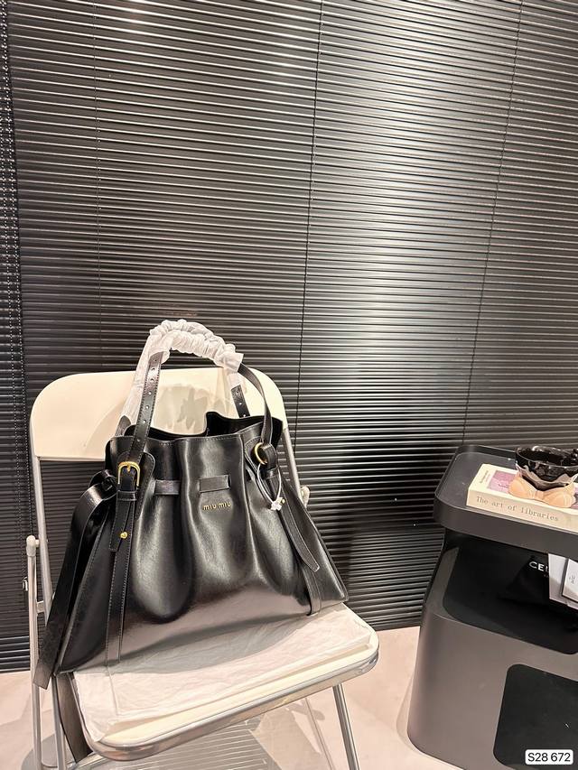 缪缪miumiu飘带单肩又让我动心了 黑金飘带单肩包 这款包包的设计亮点就是侧边的蝴蝶结飘带辣是我要的又甜又酷的feel~ 我已经是miumiu的忠实粉丝呢 尺