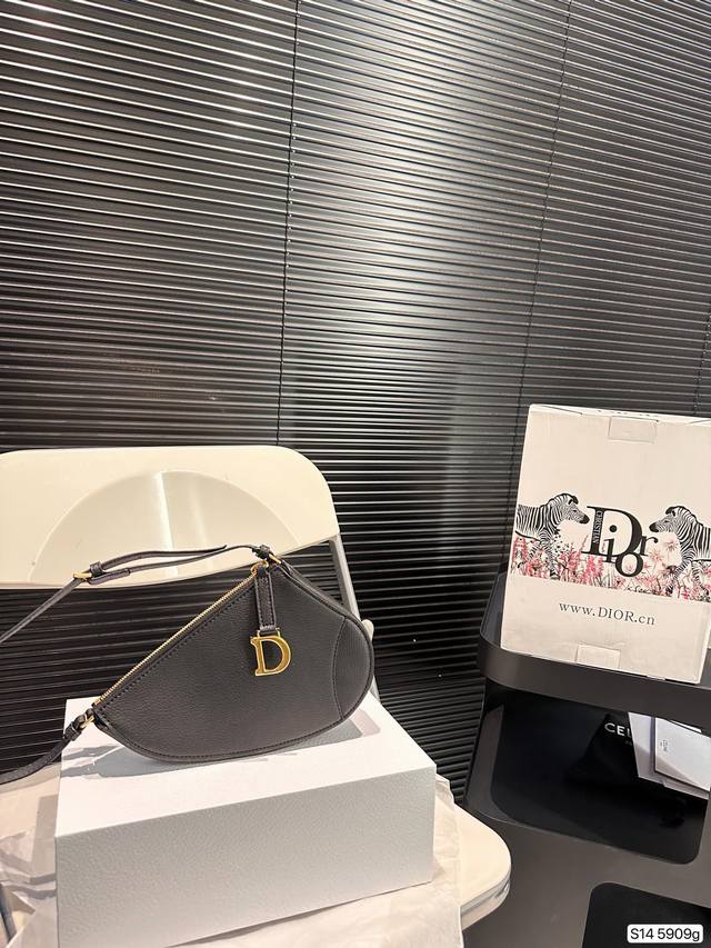 配飞机盒折叠盒子 Dior 迪奥马鞍包 新款马鞍包真的太热门了！个人觉得比经典的中号小号马鞍简洁干净很多。有喜欢腋下包的姐妹可以果断冲了 尺寸：19 16 货号