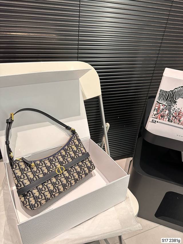 配折叠盒子 迪奥月牙腋下包 D家 Hobo腋下包 新出的 Hobo 很可爱哦~ 真的是低调但不经意间 Show出了一种贵气！ 背起来很舒服哦！ 尺寸：23 13