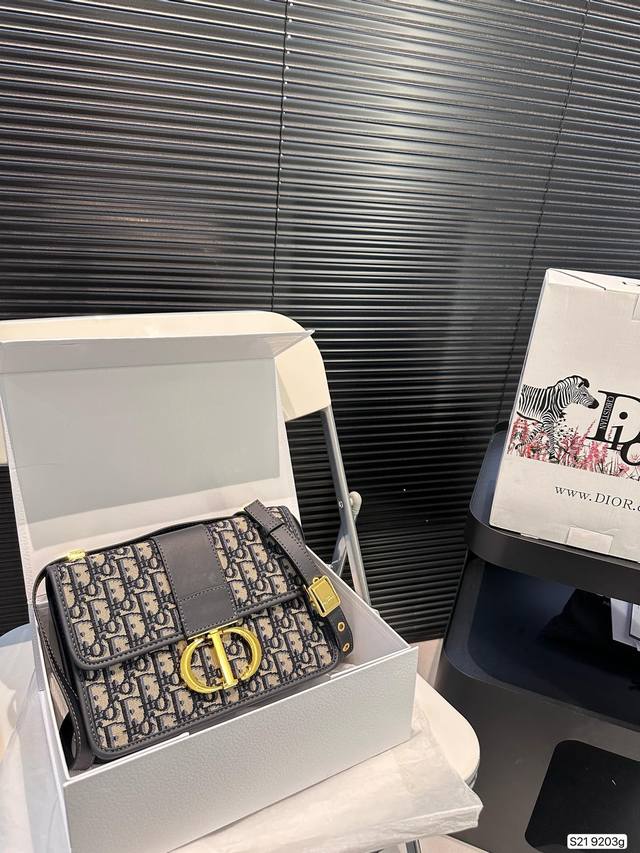 配飞机盒折叠盒子 Dior迪奥蒙田 经典款不易过时 刺绣工艺的布面包身 工艺精湛 方正的包型简约大气 男女皆可 既优雅又时尚 可休闲可帅气 实用与时尚兼具的一款 配飞机盒折叠盒子 Dior迪奥蒙田 经典款不易过时 刺绣工艺的布面包身 工艺精湛 方正的包型简约大气 男女皆可 既优雅又时尚 可休闲可帅气 实用与时尚兼具的一款