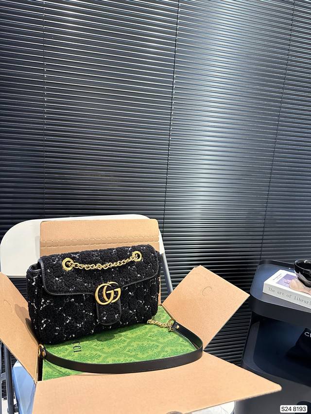 配飞机盒折叠盒子 Gucci酷奇马蒙包羊羔毛搭配亮片 简直太好看啦 网红明星都在追捧的一款 喜欢的抓紧自留啦 尺寸:26 18 货号8193 配飞机盒折叠盒子 Gucci酷奇马蒙包羊羔毛搭配亮片 简直太好看啦 网红明星都在追捧的一款 喜欢的抓紧自留啦 尺寸:26 18 货号8193