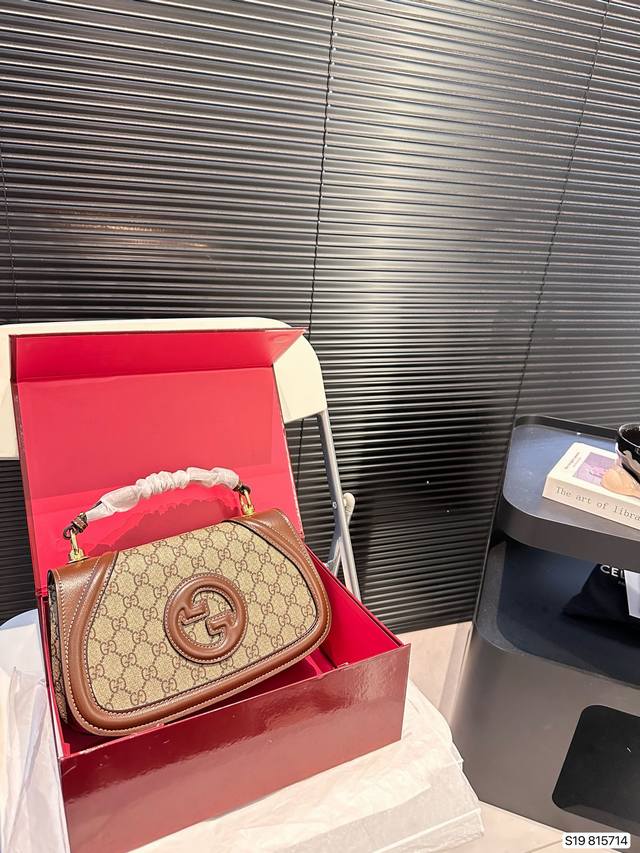 配折叠盒子 酷奇秀款 Blondie来袭怀旧与现代时尚 20世纪70年代初,Gucci品牌创造了一个新的圆形迭代版本的1Ogo-Interlockingg,并由 配折叠盒子 酷奇秀款 Blondie来袭怀旧与现代时尚 20世纪70年代初,Gucci品牌创造了一个新的圆形迭代版本的1Ogo-Interlockingg,并由