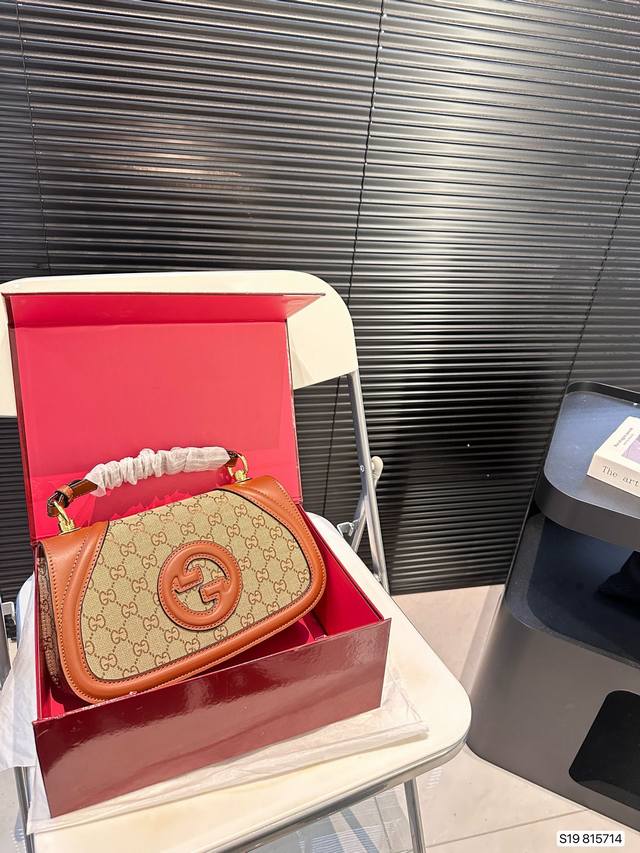 配折叠盒子 酷奇秀款 Blondie来袭怀旧与现代时尚 20世纪70年代初，Gucci品牌创造了一个新的圆形迭代版本的1Ogo-Interlockingg，并由