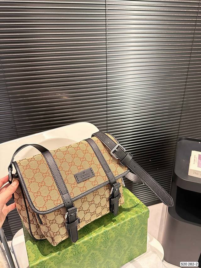 配盒子 酷奇邮差包！ 简单的搭配就很帅气！ 不容易撞包的款式 男女通用 尺寸27 22 货号282-2