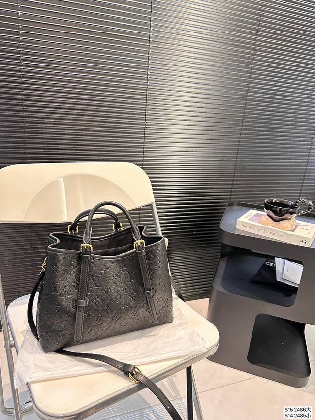 大号 小号 走秀新款lv托特 肩带做了可调节的设计，可手拎可肩背，比 On The Go灵活;包型有点像收进两边的neverfull，优点是中间做了弧形，而且包