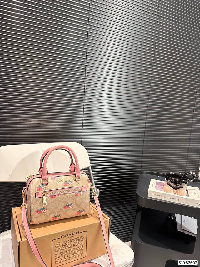 配盒子 蔻驰枕头包出货 专柜同步 最新款 超级实用的款式 手提 斜挎多用款 原版电镀五金带logo 超级大牌 内衬logo时尚百搭款式 不挑年龄段 喜欢的抓紧自 配盒子 蔻驰枕头包出货 专柜同步 最新款 超级实用的款式 手提 斜挎多用款 原版电镀五金带logo 超级大牌 内衬logo时尚百搭款式 不挑年龄段 喜欢的抓紧自