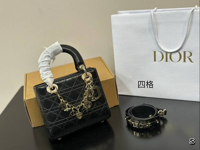 配盒 Dior戴妃包 经典菱格刺绣~ 4格19Cm 经典百搭不过时 配盒 Dior戴妃包 经典菱格刺绣~ 4格19Cm 经典百搭不过时