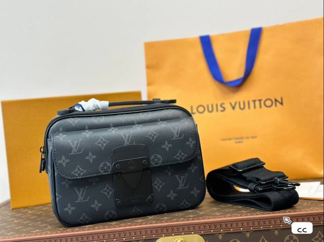 全套包装 Lv男包推荐 男士老花 S-Lock出差邮差包 Lv S-Lock系列真的让人有种眼前一亮的感觉v 这个包款的大小很适合男生出门的时候背,装装钱包、手 全套包装 Lv男包推荐 男士老花 S-Lock出差邮差包 Lv S-Lock系列真的让人有种眼前一亮的感觉v 这个包款的大小很适合男生出门的时候背,装装钱包、手