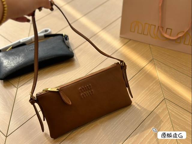 牛皮 Miumiu新品 牛皮质地 时装 休闲 不挑衣服 尺寸21*10.5Cm