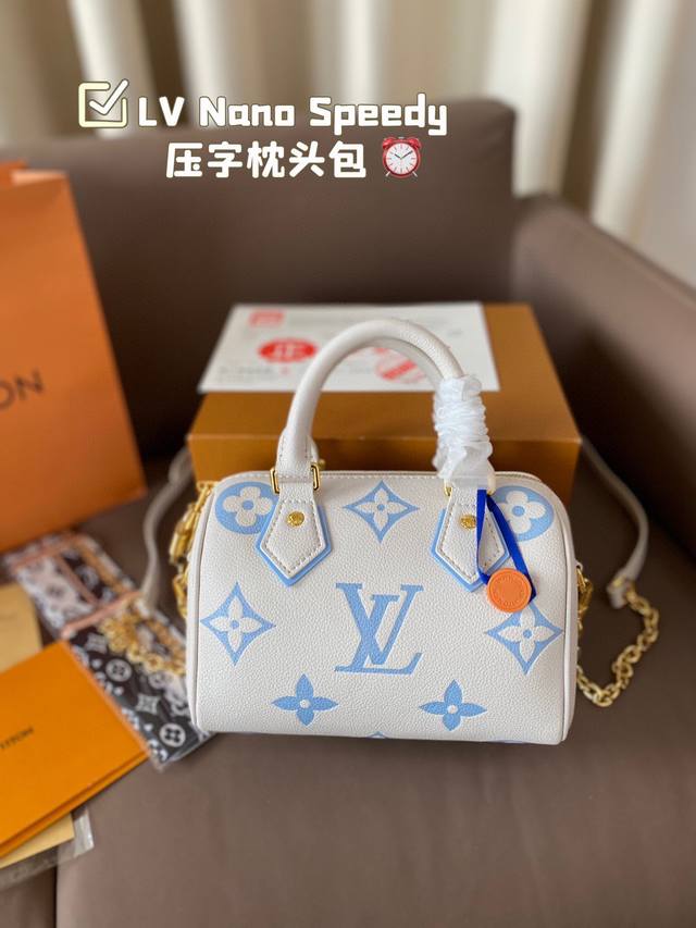 Lv Nano Speedy 压字枕头包 Lv 新款系列 枕头包 手袋,全网首发 Lv Speedy Nano 枕头包这款retiro 手袋以标志性 经典永恒。 Lv Nano Speedy 压字枕头包 Lv 新款系列 枕头包 手袋,全网首发 Lv Speedy Nano 枕头包这款retiro 手袋以标志性 经典永恒。
