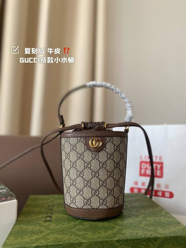 复刻版 牛皮 Gucci新款小水桶 今天来gucci偶然发现一只小可爱！ 新款的老花小水桶一下子戳中我！ 手提肩背斜挎全都满足 并且很百搭，容量也很ok 尺寸1