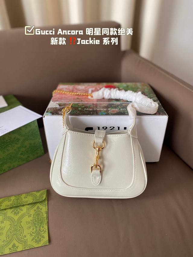 牛皮版本 Gucci Ancora 明星同款绝美！ 新款 Jackie 系列丨满满都是奢华浪漫。 不同颜色的包包就像女孩子的心绪有着各种的可能性呀 浅色系给人以