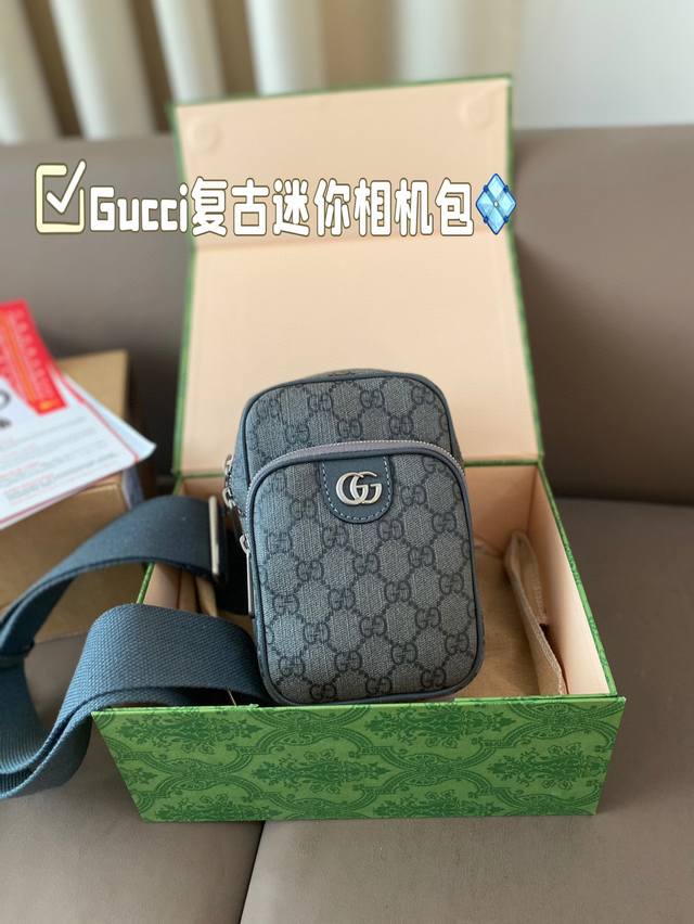 Gucci的复古老花 这款迷你相机包 胸包 刚好符合我的心意 平时出门装个钥匙钱包口红完全够用实用又不负重固 搭配t恤仔裤简单又时尚 尺寸12*18