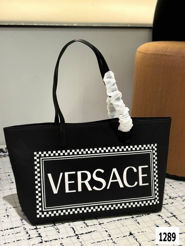 范思哲托特 质感爆棚的美 上身真的太太太有质感啦 日常逛街不要太吸晴 尺寸：37.26