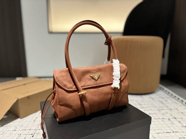 配盒尺寸32.20 普拉达soft Lox 手提包 皮质手感柔软细腻 自带淡淡的皮草清香味 采用几何形设计 巧妙融合多种元素 呈现出独特而时尚的美学风格 矩形造