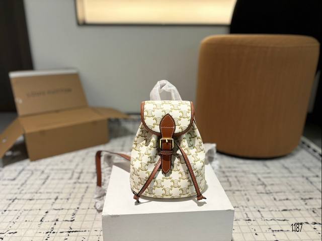 尺寸17.21 赛琳双肩包 大气又不失个性 任何搭配都可轻松驾驭 是每个优雅可爱女孩必入单品