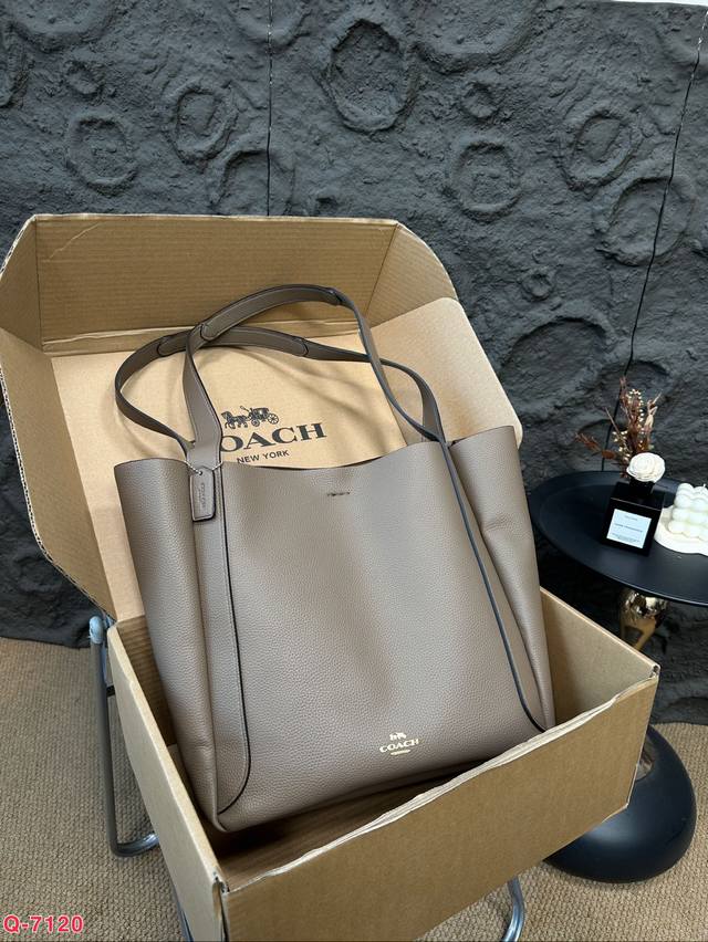 配礼盒 蔻驰coach 新款托特包 哈德利系列出托特包啦，包型精致而现代；延伸的肩带+模压底座让包身承重力更强，便于携带电脑、水杯、文件等重物；宽敞的内部和极简