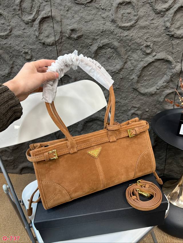 配礼盒 普拉达鹿皮绒手提包 高级感满满,容量大, 耐用长柄短柄 手提包 质感很高级 容量超级大也很耐用 日常出街背它回头率百分百就是这种随性慵懒感 尺寸32.1 配礼盒 普拉达鹿皮绒手提包 高级感满满,容量大, 耐用长柄短柄 手提包 质感很高级 容量超级大也很耐用 日常出街背它回头率百分百就是这种随性慵懒感 尺寸32.1