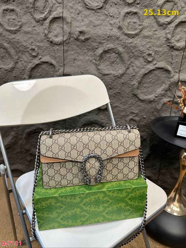 配折叠盒 酷奇酒神包 Gucci 带来了不一样视觉效果 复古氛围感拉满 永不过时的经典 尺寸：25 15