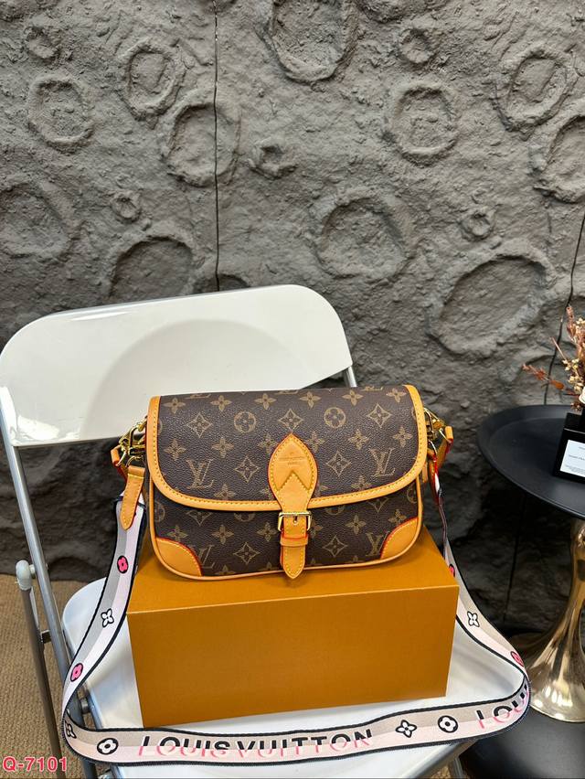 配折叠盒 Lv Diane法棍包 法棍包是真好看 又好背！ 皮质和颜色都不错， 配置两条肩带 又甜又咸！ 尺寸25.16Cm