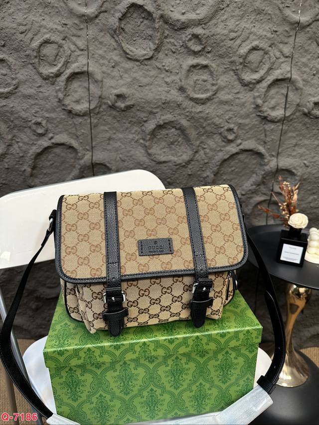 配礼盒！尺寸27.20 酷奇gucci 邮差包 休闲百搭 通勤日常皆可 超级高级 质感满满谁能不爱