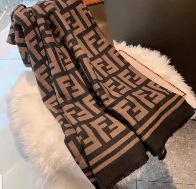 礼盒包装 Fendi芬迪一直是最火的围巾主打的限量升级正字版 ！！，上身气质upup绝对实拍无滤镜。后面有好多节日，正字版本的fendi，送闺蜜，送自己，送老妈