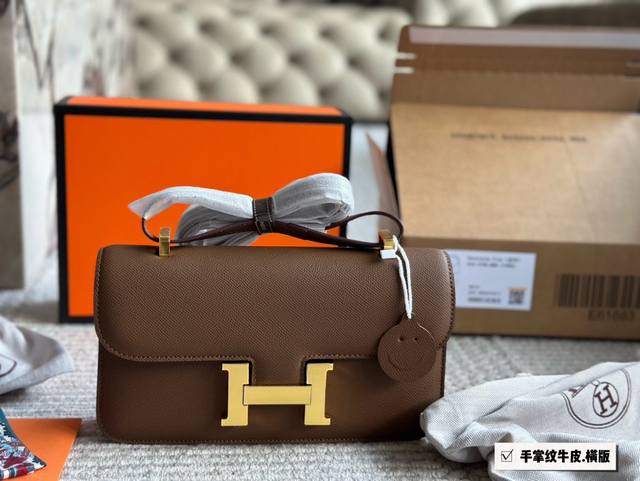 横版 Hermes 原版牛皮空姐包 24K金h扣康康包,激光五金,顶级做工和皮质,整只包包的细节精致完美,包型的弧度圆润刚刚好。出去吃饭逛街约会随便一拿就很精致 横版 Hermes 原版牛皮空姐包 24K金h扣康康包,激光五金,顶级做工和皮质,整只包包的细节精致完美,包型的弧度圆润刚刚好。出去吃饭逛街约会随便一拿就很精致