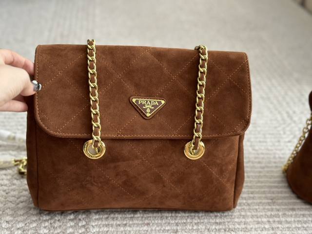 Prada新款 福气从这一枚三角标开始 大家常说时尚是个轮回，但prada的翻盖包和三角标却在这场轮回里常看常新。 新年的新包自然也是首选经典款，简洁实用满足大