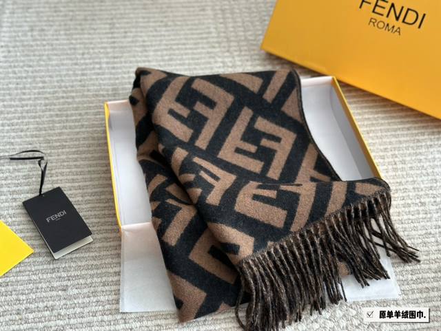 配盒羊绒围巾 Size：45*170Cm Fendi芬迪灰白色的 这款围巾是真的好好看 灰白色让你的气质更显干净 人手一条了哦！ 随便搭一搭就特别出彩 百分百羊