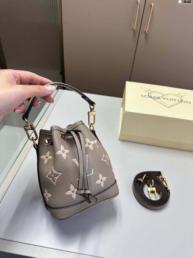 Lv Mini小水桶包！不得不买的好货！老花nano系列最夯超迷你水桶包！这只几乎身边朋友人手一只，太q！N-42尺寸13.10.16折叠盒