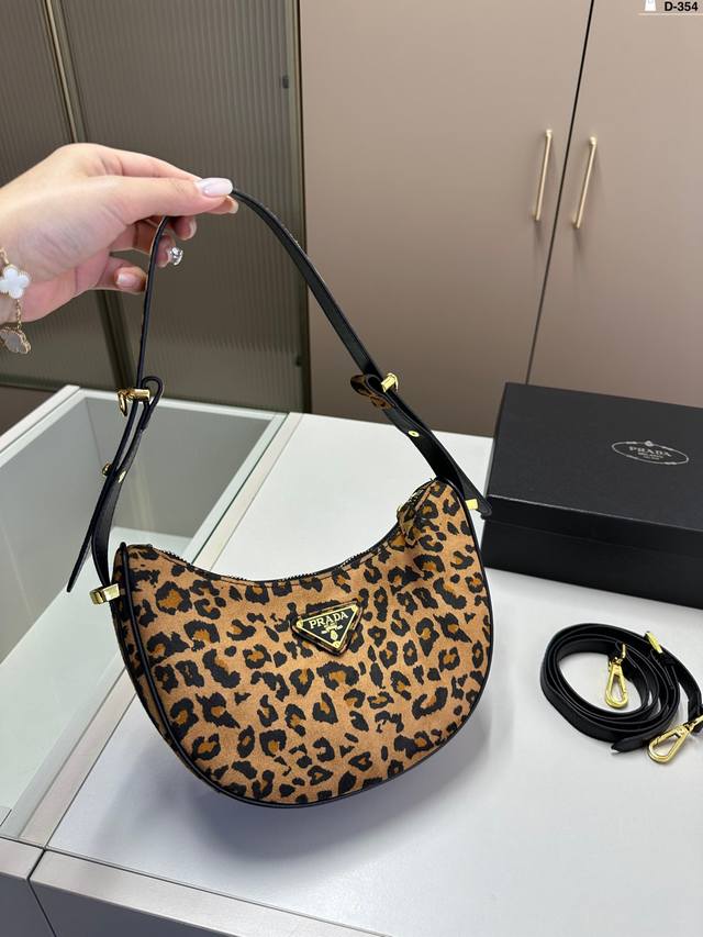 普拉达prada Hobo豹纹腋下包 看到实物真的堪称完美！ 设计超级方便和舒服！ D-354尺寸23.6.13配盒