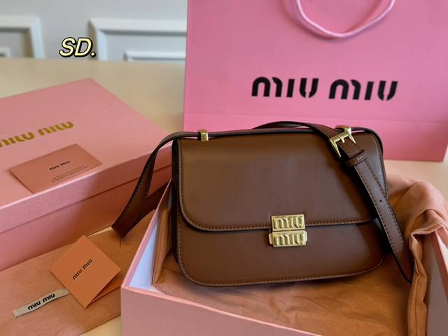 配盒 Size:23×15 Miumiu缪缪新款wandr单肩豆腐包 复古俏皮的hobo包型 洋气百搭 材质很柔软 容量也很ok 不容易撞款，高级质感也很绝 超