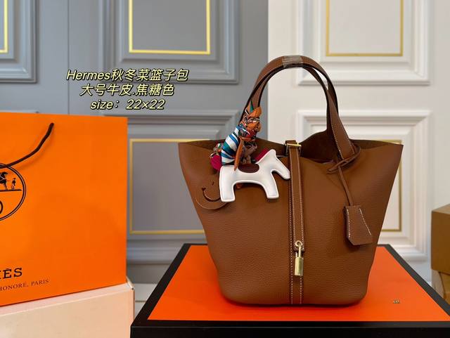 大号 牛皮 折叠盒 Size：22×22 Hermes 爱马仕秋冬新款菜篮子 牛皮材质触感柔软质感，配有内胆 大方的桶形设计，敞开式的开口～ 空间超可，满足日常