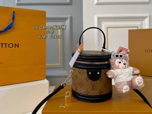 小号 折叠盒挂件 Size:13×15小号 Lv Cannes老花拼色圆桶发财桶 包身硬挺耐用,手拎斜挎~ 搭配挂件,挂件随机 自重很轻,特别的拼色设计! 百搭 小号 折叠盒挂件 Size:13×15小号 Lv Cannes老花拼色圆桶发财桶 包身硬挺耐用,手拎斜挎~ 搭配挂件,挂件随机 自重很轻,特别的拼色设计! 百搭