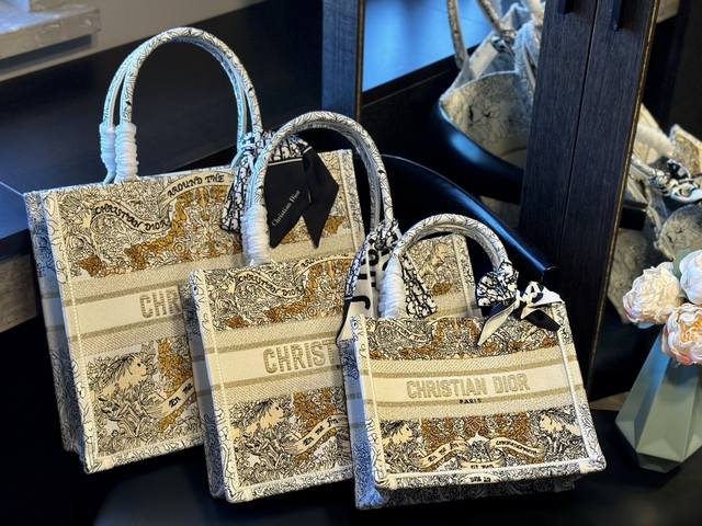 原单 折叠礼盒 送丝巾 Dior Book Tote今年最喜欢的一款购物袋 Tote我用的次数最多的包，因为容量超级大，不管什么东西都向里面放，当然凹造型也是必