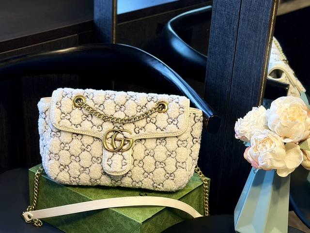 折叠礼盒 飞机箱 Gucci 羊羔毛 Marmont 这款太绝了 实物好看的不知道怎么形容 可以说超个性 却又超好背！ 尺寸27Cm