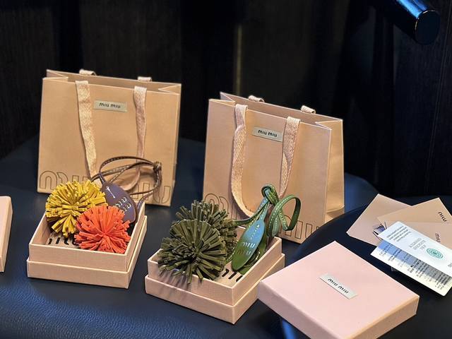 配盒子 缪缪挂件 Miumiu花朵包挂太绝了这个花朵包挂简直太好看了 超级美miumiu是懂女孩们要什么的搭配感超级强 好绝呀