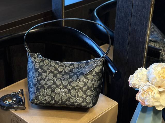 官网飞机箱包装 Coach 11月新品 Zip Top 腋下斜挎女包 这个尺寸的包包，感觉大小也是很合适 有自带拉链设计，可手提腋下，十分方便 包包自带闪光效果