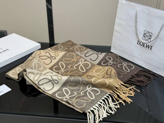 配盒礼品袋 Size：45*190Cm 降温啦！晚上真的需要一条围巾 罗意威王牌围巾 无敌好卖的一款 必须种草的第一条围巾