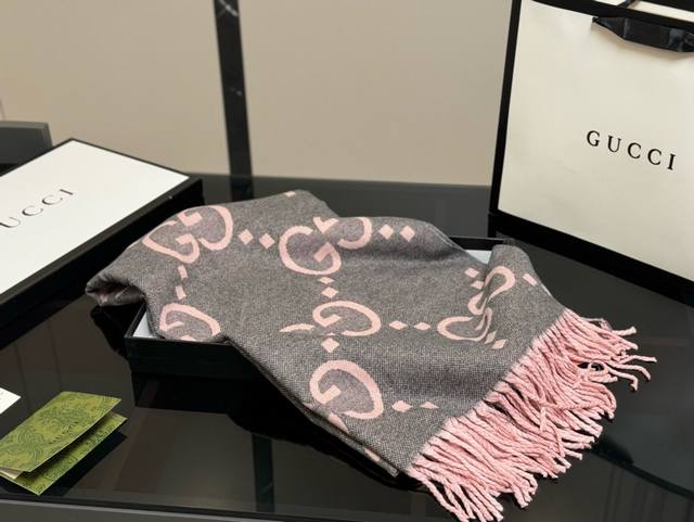 配盒礼品袋 Size:45*190Cm 降温啦!晚上真的需要一条围巾 古奇王牌围巾 无敌好卖的一款 必须种草的第一条围巾 配盒礼品袋 Size:45*190Cm 降温啦!晚上真的需要一条围巾 古奇王牌围巾 无敌好卖的一款 必须种草的第一条围巾