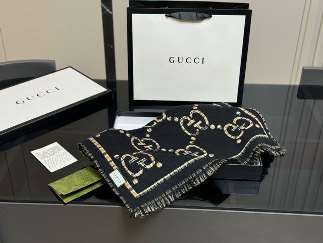 配盒礼品袋 Size:45*190Cm 降温啦!晚上真的需要一条围巾 古奇王牌围巾 无敌好卖的一款 必须种草的第一条围巾 配盒礼品袋 Size:45*190Cm 降温啦!晚上真的需要一条围巾 古奇王牌围巾 无敌好卖的一款 必须种草的第一条围巾