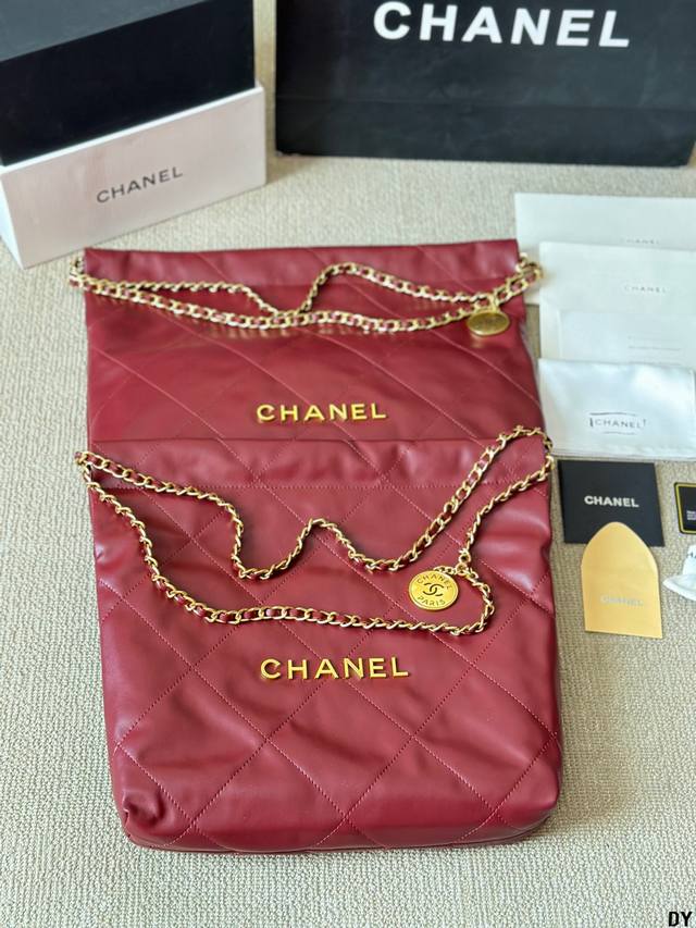 Chanel 垃圾袋 22手袋正品皮限定色紫红小号 皮质细腻有光泽，既柔软又耐磨，两者兼具 简简单单的外观却藏着不少设计师的高级设计，镂空的 Chanel Lo